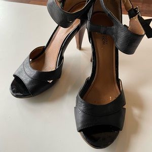 Kenneth Cole Strap Sandals